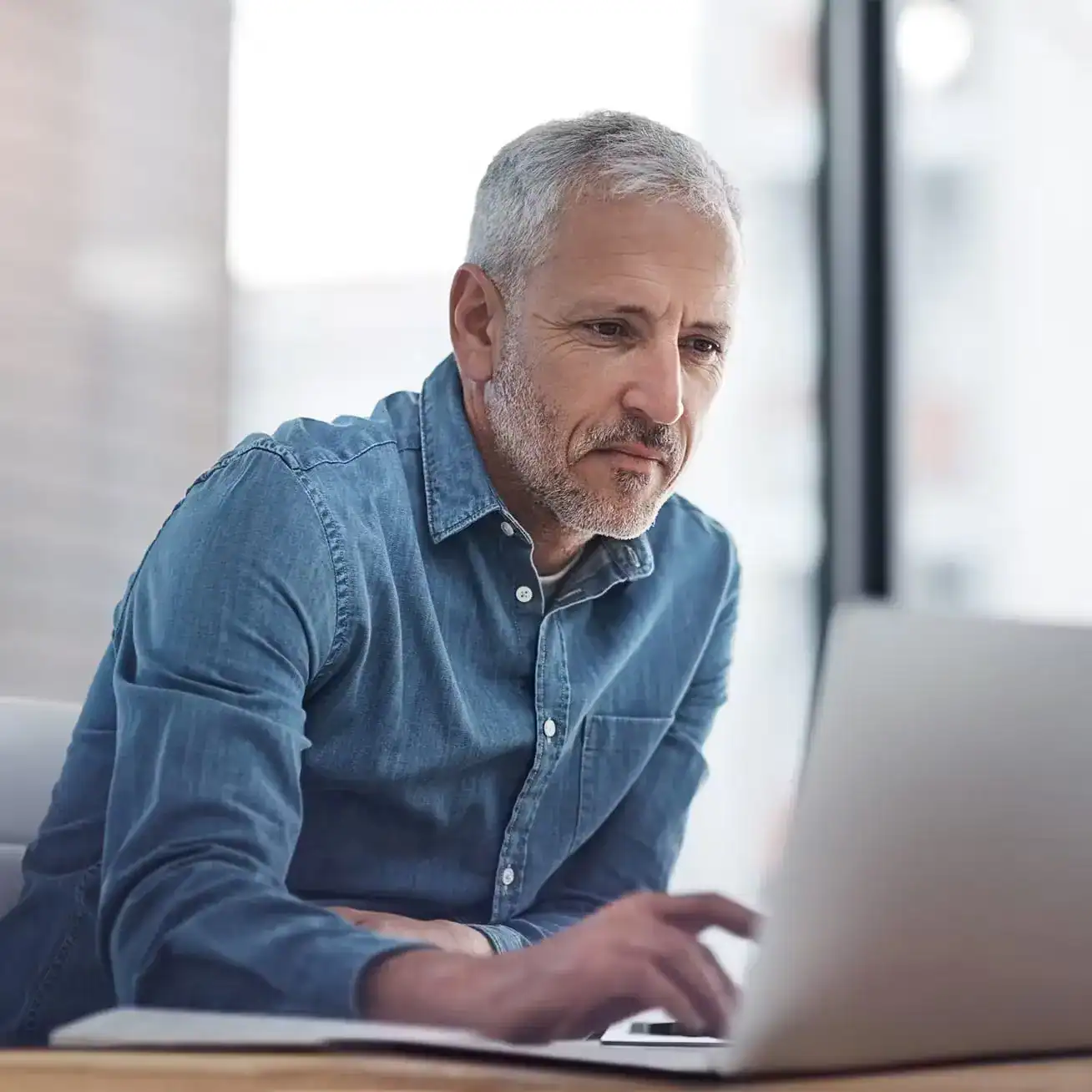 Injury victim researching Houston personal injury lawyer online for legal help